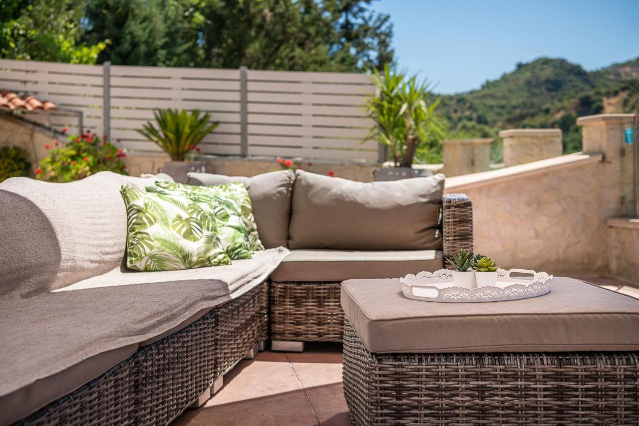 Verekinthos Villas - Pool, Hot Tub, Bbq, Kids Playground, Stunning Mountain Views Yerolákkos المظهر الخارجي الصورة