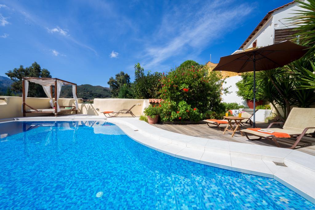 Verekinthos Villas - Pool, Hot Tub, Bbq, Kids Playground, Stunning Mountain Views Yerolákkos المظهر الخارجي الصورة