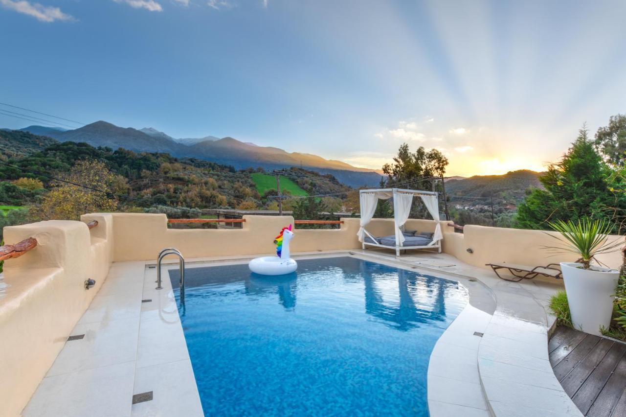 Verekinthos Villas - Pool, Hot Tub, Bbq, Kids Playground, Stunning Mountain Views Yerolákkos المظهر الخارجي الصورة